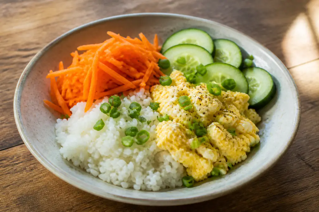 Guatemalan-Inspired Low-FODMAP-Style Egg Rice Carrot Bowl